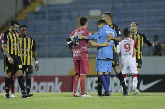 El portero César Salandía es saludado por los jugadores Michael Perelló y Devron García. FOTO: Neptalí Romero