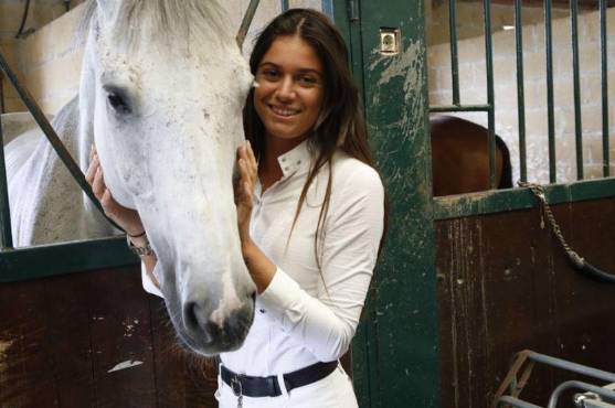 Sira es la hija mayor de Luis Enrique y Jinete.