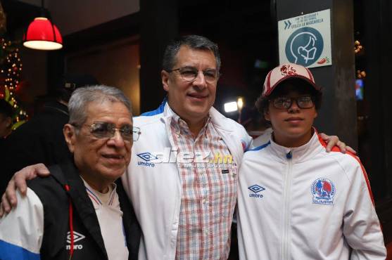 Rafa Villeda estuvo presente en la celebración de los jugadores del Olimpia en un restaurante capitalino. Foto Diez: Mauricio Ayala.