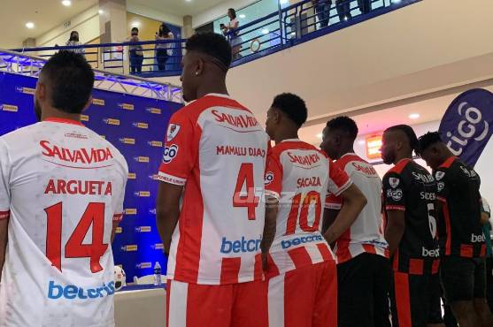 Todos los jerseys contarán con los dorsales y nombres de los futbolistas, algo novedoso en la indumentaria del Vida. FOTO: Edgar Witty