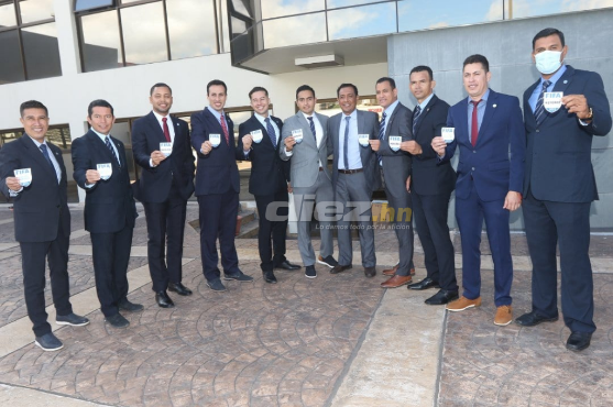 Fenafuth entrega gafetes FIFA a 19 árbitros hondureños previo al inicio del torneo Clausura 2022