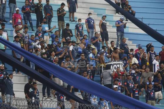 Así se formó la barra organizada del club Motagua en las gradas del Nacional.