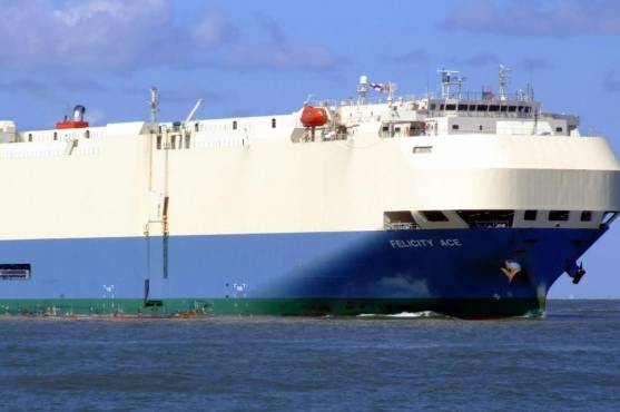 Un barco arde en llamas con 4,000 automóviles de lujo, entre ellos Lamborghinis, Bugattis y Porsches