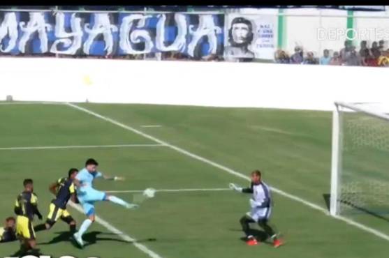 Auzmendi falló de manera increíble frente al portero Gerson Argueta de Génesis.