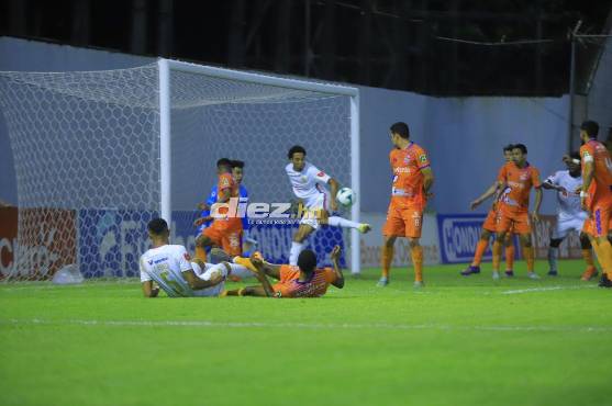 Yan Maciel no pudo definir en esta acción. Foto: Melvin Cubas