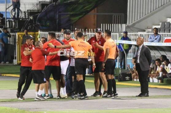 Pedro Troglio perdió el control y su equipo de trabajo intentó calmarlo. Foto: David Romero