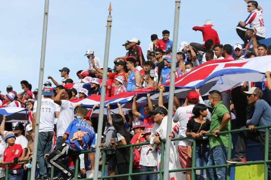 La barra del Olimpia completó el llenazo en el estadio en Olancho. FOTO: Estalin Irías