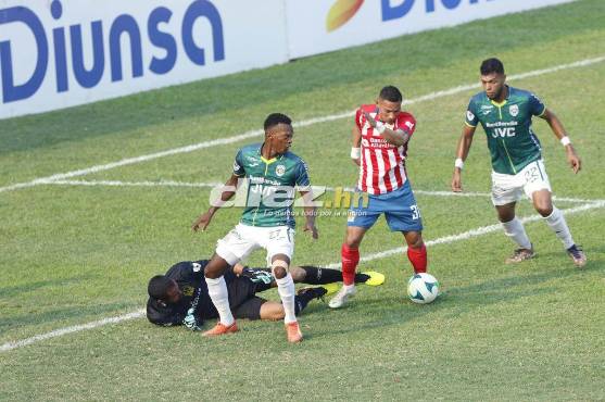 Edrick Menjívar se vistió de héroe para salvar al Olimpia hasta en cinco ocasiones.Foto: Neptalí Romero
