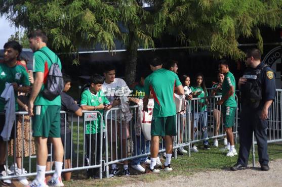 La afición mexicana llegó a las instalaciones del Houston Dynamo para ver a los jugadores del “Tri”. Foto: Mauricio Ayala