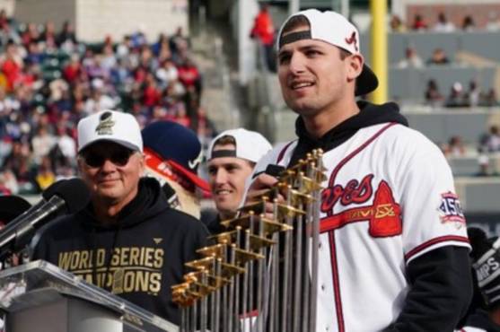 Austin Riley con el trofeo de Serie Mundial que ganó con los Bravos en 2021.