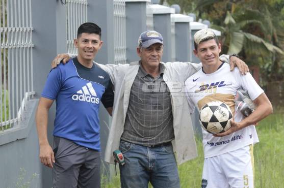 Francisco y su hermano Darinel se encontraron con su padre Carlos en el camino a la cancha, a tres minutos de la casa. FOTO: Neptalí Romero