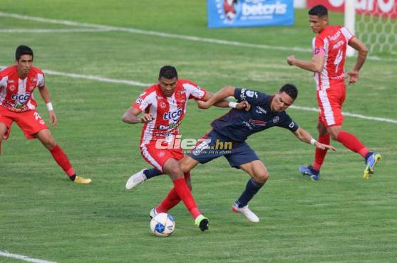 Roberto Moreira y Sergio Peña luchando el balón en el Motagua vs Vida. Foto: Marvin Salgado.