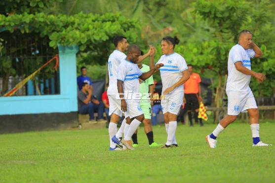 Noel Valladares celebrando uno de los goles que marcó junto a Rambo de León. FOTOS: Moises Valenzuela.