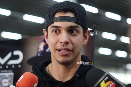 Mauricio Dubón compareció ante los medios de comunicaciones en el Aeropuerto Ramón Villeda Morales. FOTOS: Mauricio Ayala