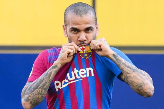 La reacción de Dani Alves tras quedarse fuera de la lista de la Europa League y reprende al Barcelona por el ‘Caso Dembélé’