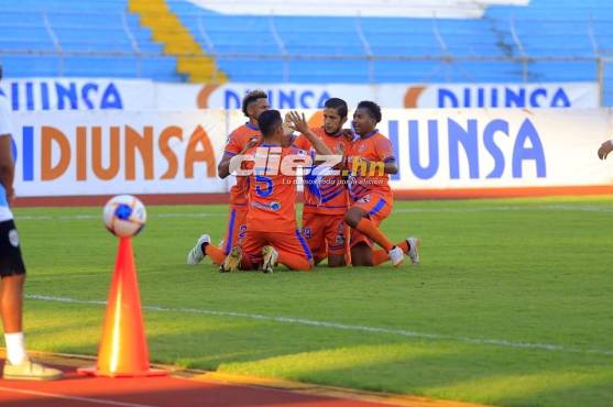 Marathón recupera la contundencia y aplasta a UPNFM en el estadio Olímpico Metropolitano