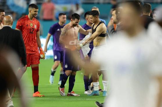 Lionel Messi buscó a Héctor Castellanos tras el partido para intercambiar su camisa prometida. FOTO: Yoseph Amaya