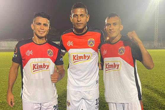 Los compañeros le pedían fotografías a Costly una vez finalizado el partido.