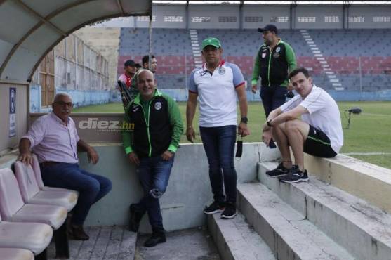 Manuel Keossieán junto a los directivos del Marathón Orison Amaya y Rolin Peña.