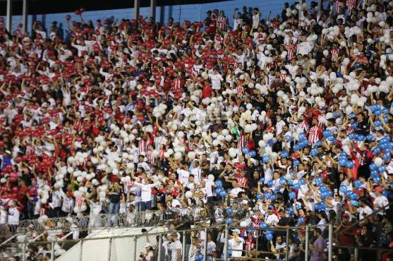 Impresionante marco de aficionados en un llenazo en el Nacional. FOTO: Alex Pérez