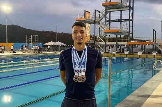Julio Horrego con medallas ganadas en Puerto Rico.