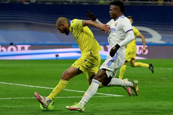 Fali cubiendo el balón ante la presión de Vinicius.
