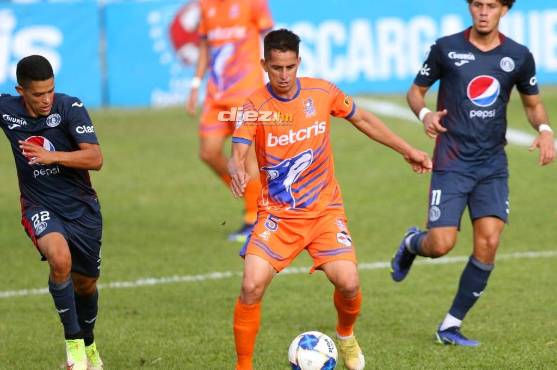 Óliver Morazán maneja la posesión de la pelota con la marca encima de Jessé Moncada.