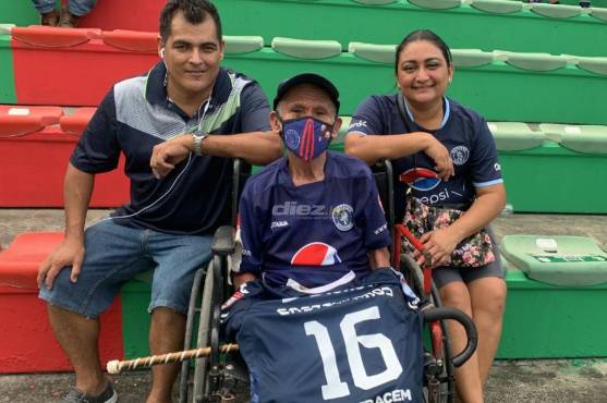 Don Santos posando con la camisa que le obsequió el jugador del Motagua, Héctor Castellanos.