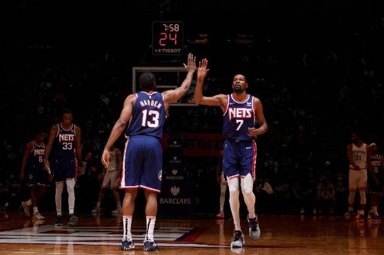 Kevin Durant junto a James Harden.