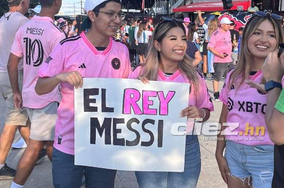 Hinchas fueron carteles de “El Rey Messi” para apoyar al astro argentino. Foto: Eduardo Solano.