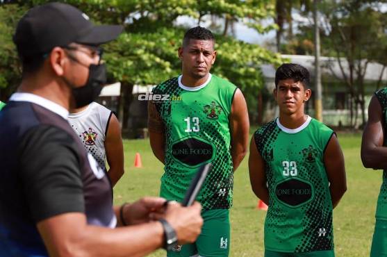 “Quiero ayudarle a los jóvenes del equipo”, dijo Carlo Costly que sale en compañía de Juan Ferrera.
