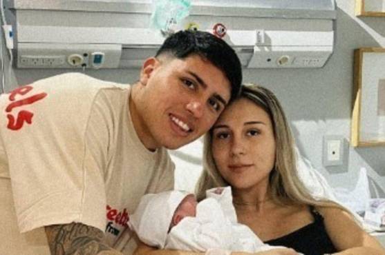 Facundo Farías con su expareja y su hijo.