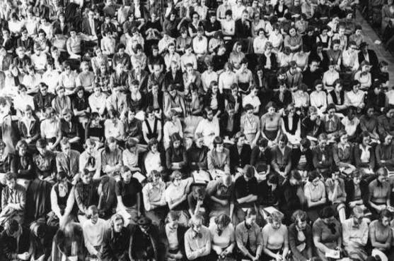 Fotografía antigua de una asamblea en el Barnard College, en la década de los 40.