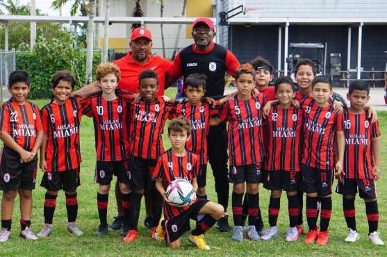 César Lionel Zúniga junto a su equipo de fútbol, el Milan de Miami.