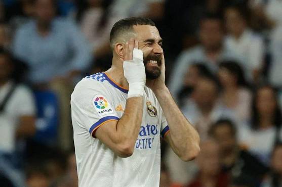 Karim Benzema jugando con un vendaje de protección.