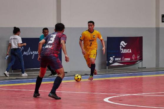 UNAH enfrentándose a USAC en el fútbol sala.