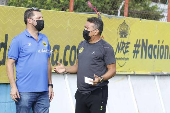Javier Delgado y Emilson Soto cuidando cualquier detalle previo al inicio del partido