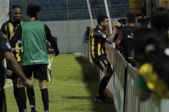 Así celebró Ramiro Rocca el 2-1 del Real España ante Real Estelí. FOTO: Neptalí Romero