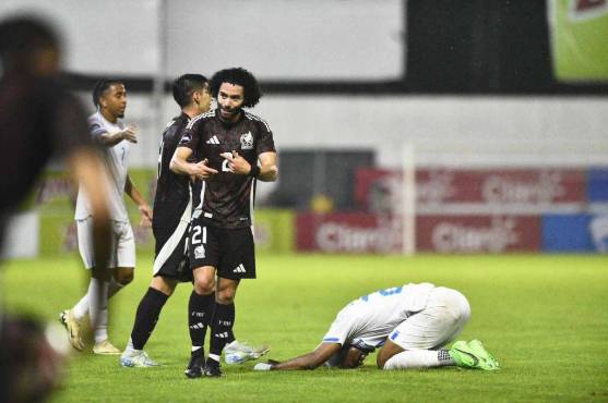 El atacante mexicano fue tan impotente que cometió varias faltas en el compromiso.