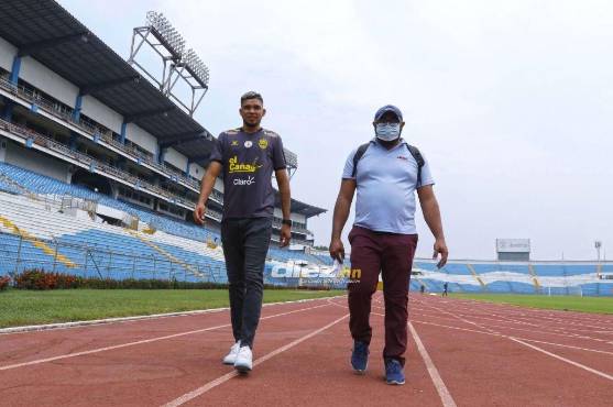 Getsel Montes y Kelvin Coello, periodista de DIEZ, caminan en la pista del Olímpico antes del mano a mano. Foto: Neptalí Romero.