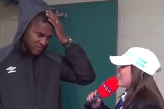 Brayan Beckeles atendiendo la entrevista de Milagro Flores.