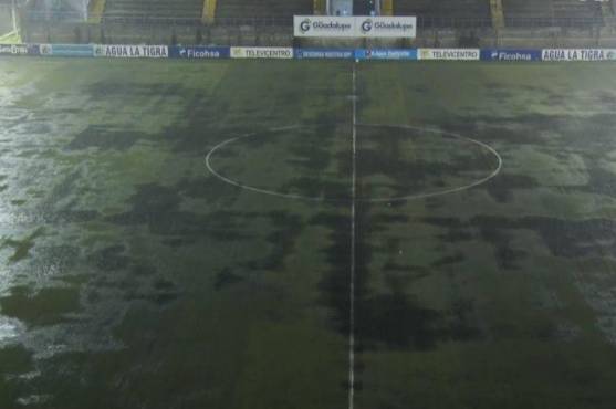 Así está la cancha del estadio Emilio Williams por las lluvias.