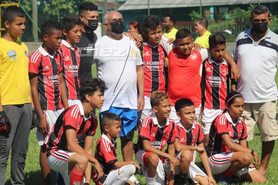 Bryan Acosta asistió a inauguración de mejoras de cancha de fútbol en La Ceiba y habló de futuro