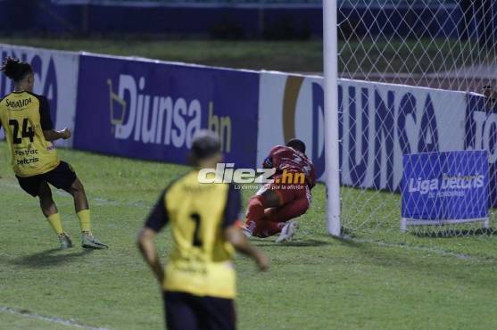 Así salvó Luis López al Real España tras un cabezazo de Vieyra. FOTO: Edwin Romero.