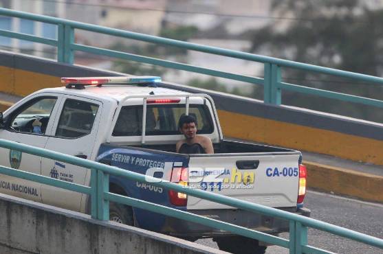 La Policía detuvo a algunos aficionados en la previa del clásico Olimpia-Motagua. Foto: David Romero.
