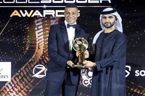 El momento en que Mbappé recibe el premio al mejor futbolista del mundo.