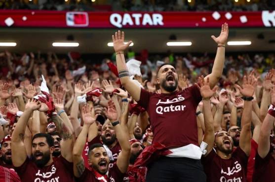 Un grupo organizado de aficionados qatarís presentes en el juego inaugural.