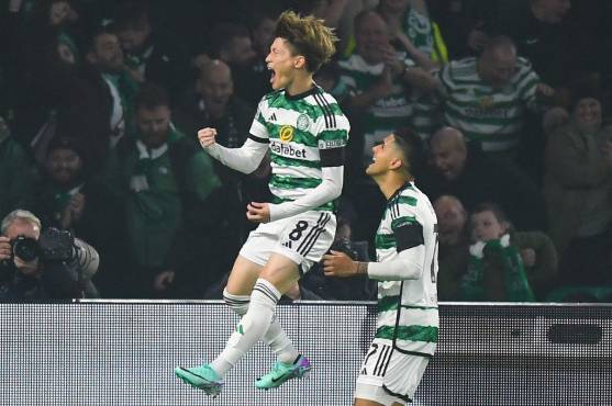 Luis Palma celebrando el gol del japonés Kyogo.