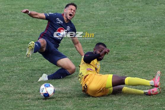 La jugada que le costó la amarilla a Gerson Chávez. Marcelo Santos logró sorprender al árbitro Saíd Martínez. Fotos Marvin Salgado
