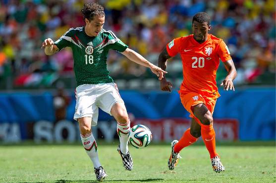 Wijnaldum no podía frenar a Guardado en el Mundial de Brasil 2014.